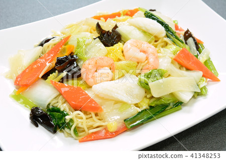 Delicious seafood fried noodles 41348253