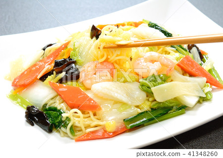 Delicious seafood fried noodles 41348260