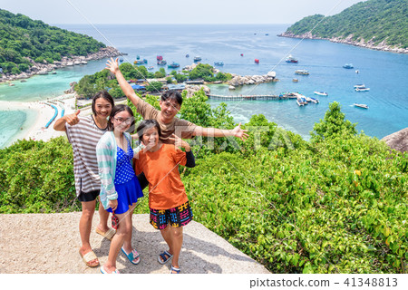 Thai tourists at Koh Nang Yuan island Thai tourists at Koh Nang Yuan island 41348813