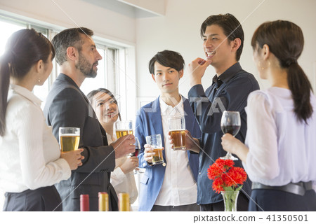 商人大小組黨大量企業啤酒黨人葡萄酒杯人衣服公司工作者 41350501