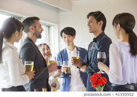 商人大小組黨大量企業啤酒黨人葡萄酒杯人衣服公司工作者 41350502