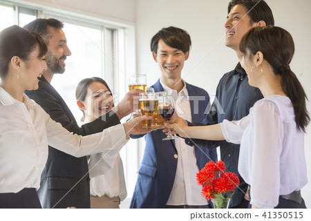 商人大小組黨大量企業啤酒黨人葡萄酒杯人衣服公司工作者 商人大小組黨大量企業啤酒黨人葡萄酒杯人衣服公司工作者 41350515