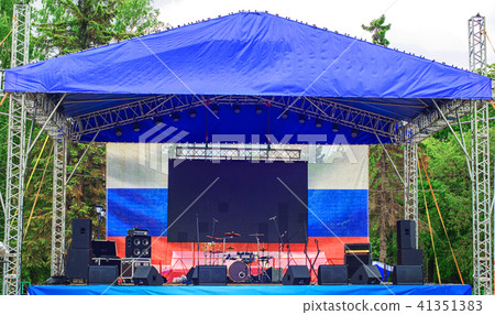 scene before the performance of musicians scene before the performance of musicians 41351383