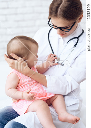 Pediatrician doctor play with newborn. 41352199