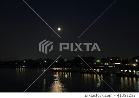 Kyoto Arashiyama and the landscape with the moon 41352252