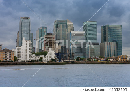 Office buildings in Canary Wharf in London 41352505