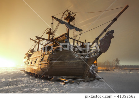 Vintage wooden sailing ship night on the snow Vintage wooden sailing ship night on the snow 41352562