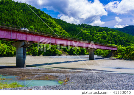 (Shizuoka Prefecture) Okui Oki Kawane Road Both sides red red bridge road (Shizuoka Prefecture) Okui Oki Kawane Road Both sides red red bridge road 41353040
