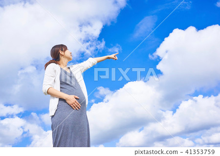 孕婦藍天雲彩 41353759