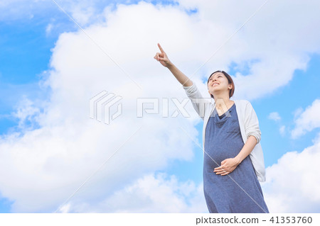 Pregnant women blue sky hope Pregnant women blue sky hope 41353760
