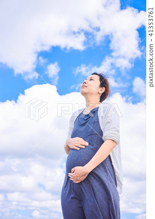Pregnant woman blue sky cloud 41353761