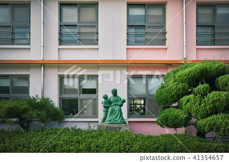 Elementary School 41354657