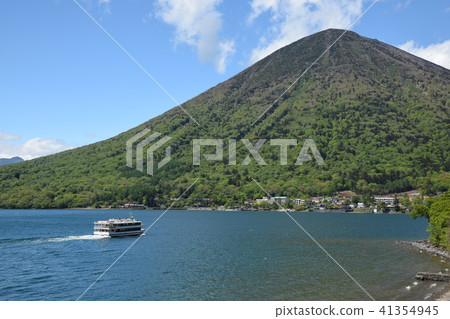Pleasure boat and Mt. Pleasure boat and Mt. 41354945