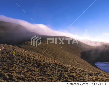 嘉明湖 台灣 台東縣 高山 天使的眼淚 天空 藍天 雲 霧 登山客 健行 爬山 旅行 嘉明湖 台灣 台東縣 高山 天使的眼淚 天空 藍天 雲 霧 登山客 健行 爬山 旅行 41354961