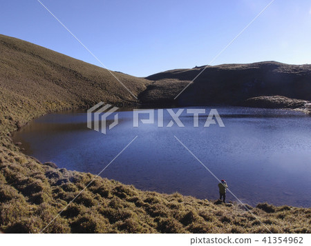 嘉明湖 台灣 台東縣 高山 天使的眼淚 天空 藍天 雲 霧 登山客 健行 爬山 旅行 41354962