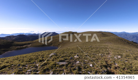 嘉明湖 台灣 台東縣 高山 天使的眼淚 天空 藍天 雲 霧 登山客 健行 爬山 旅行 嘉明湖 台灣 台東縣 高山 天使的眼淚 天空 藍天 雲 霧 登山客 健行 爬山 旅行 41354965