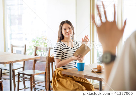 Meeting at the cafe 41357000