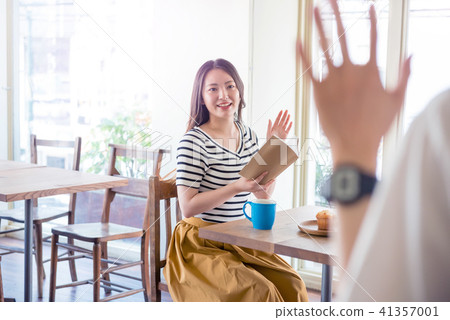 Meeting at the cafe 41357001