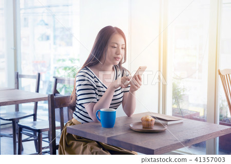 一個女人在一家咖啡館 41357003