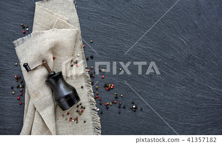 Mixed peppercorns and vintage mill 41357182