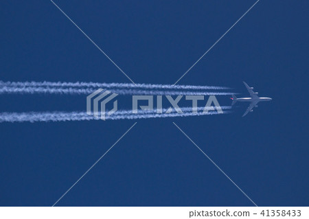 藍天和飛機雲彩 41358433