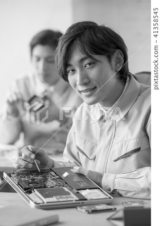 個人電腦維修男20s 30s日本2人上班族工作精密設備 41358545