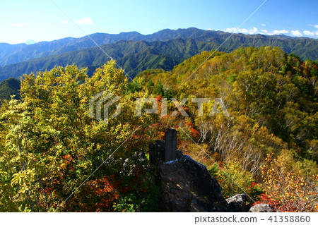 The summit of autumn leaves 41358860