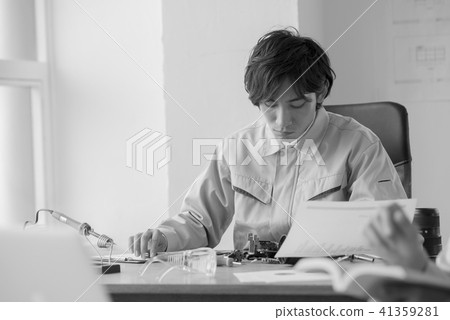 肖像男20's 30年代日本工薪工程師工作精密設備 41359281