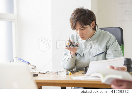 肖像男20's 30's日本2工薪技師工作精密儀器 41359282
