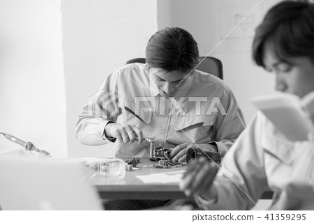 肖像男20's 30's日本2工薪技師工作精密儀器 41359295