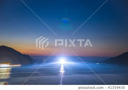 Dawn port city fishing boat returning port 41359430