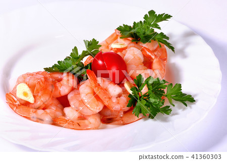 Shrimps with parsley and cherry tomatoes Shrimps with parsley and cherry tomatoes 41360303