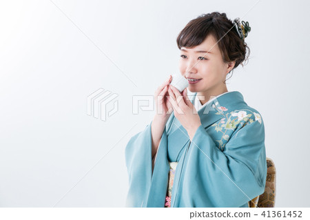 一個女人在和服喝日本酒 一個女人在和服喝日本酒 41361452