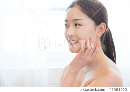 Woman sitting in the living room 41361920