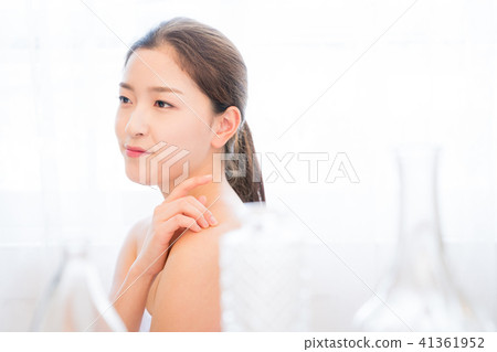 坐在客廳裡的女人 41361952