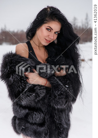 Woman in a winter forest 41362019