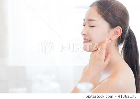 坐在客廳裡的女人 坐在客廳裡的女人 41362173