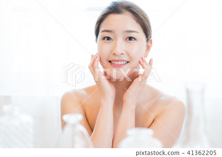 Woman sitting in the living room 41362205