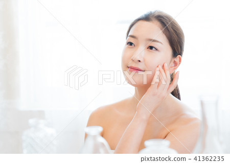 坐在客廳裡的女人 41362235