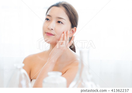 Woman sitting in the living room 41362237