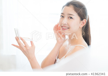 坐在客廳裡的女人 41362341