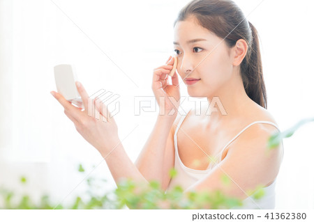 坐在客廳裡的女人 41362380