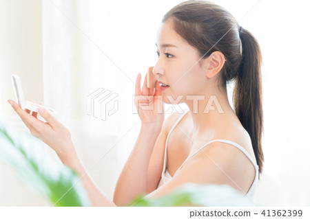 Woman sitting in the living room 41362399