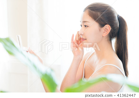 坐在客廳裡的女人 坐在客廳裡的女人 41362447
