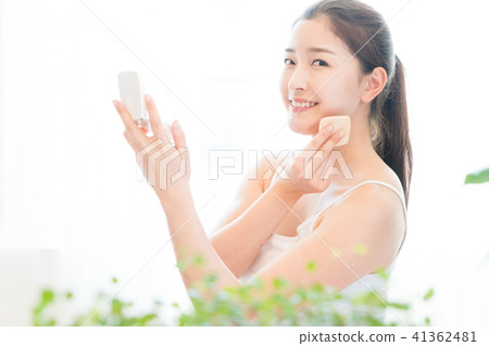 坐在客廳裡的女人 41362481