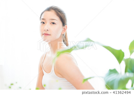 坐在客廳裡的女人 41362494