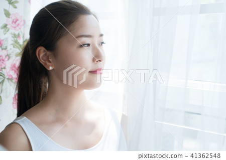 坐在窗口的婦女 41362548