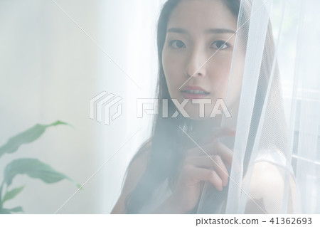 站立在窗口的婦女 41362693