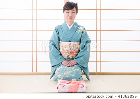 Women in gifts and kimonos (smile) Women in gifts and kimonos (smile) 41362859