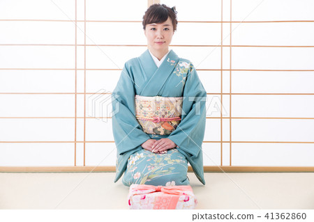 婦女在禮物和和服 41362860
